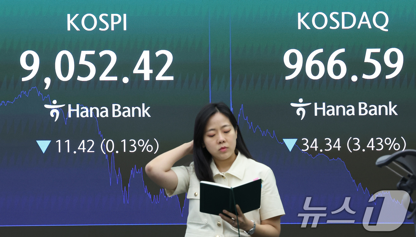 (서울=뉴스1) 김성진 기자 = 코스피 지수가 장중 최고치를 경신한 후 하락 마감한 19일 서울 중구 하나은행 본점 딜링룸 전광판에 종가가 나오고 있다.이날 코스피는 전일 종가와 …