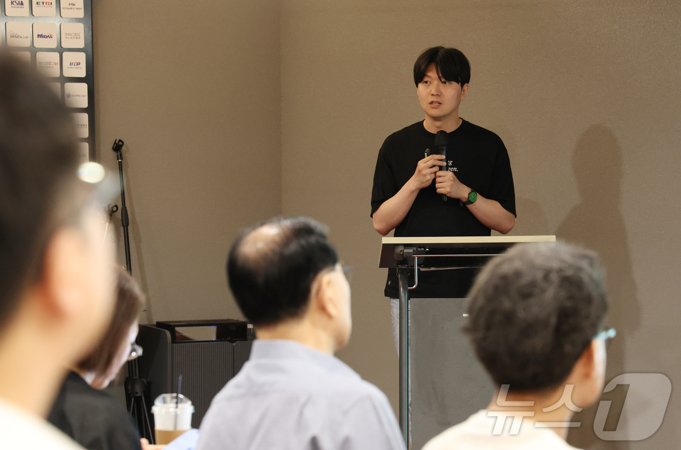 (성남=뉴스1) 김영운 기자 = 강승록 모모그룹 이사가 19일 경기 성남시 분당구 판교스타트업캠퍼스에서 열린 '반려동물 산업 육성 협의회 제20회 IR(기업설명회) 데이'에서 고양 …