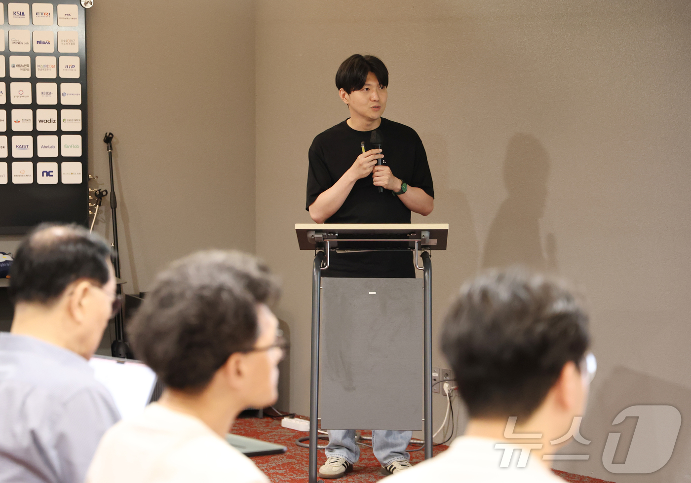 (성남=뉴스1) 김영운 기자 = 강승록 모모그룹 이사가 19일 경기 성남시 분당구 판교스타트업캠퍼스에서 열린 '반려동물 산업 육성 협의회 제20회 IR(기업설명회) 데이'에서 고양 …