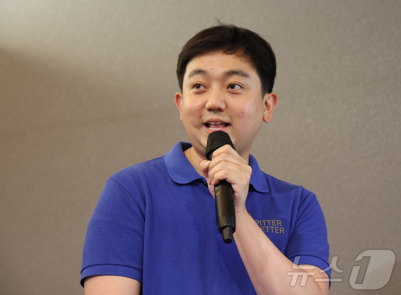 본문 이미지 - 박세영 피터페터 이사가 19일 경기 성남시 분당구 판교스타트업캠퍼스에서 열린 '반려동물 산업 육성 협의회 제20회 IR(기업설명회) 데이'에서 유전자 검사 서비스를 소개하고 있다. 2026.6.19 ⓒ 뉴스1 김영운 기자