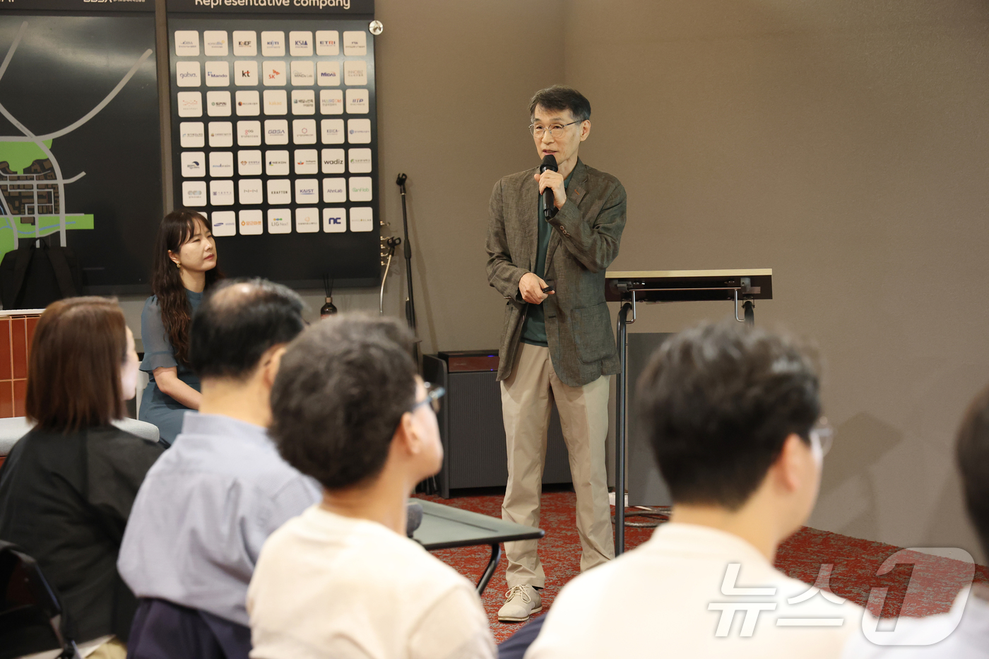 (성남=뉴스1) 김영운 기자 = 이경호 오가노플로라 대표가 19일 경기 성남시 분당구 판교스타트업캠퍼스에서 열린 '반려동물 산업 육성 협의회 제20회 IR(기업설명회) 데이'에서 …