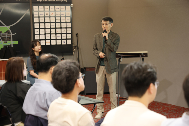 반려동물 관절 주사 의료기기 설명하는 이경호 오가노플로라 대표