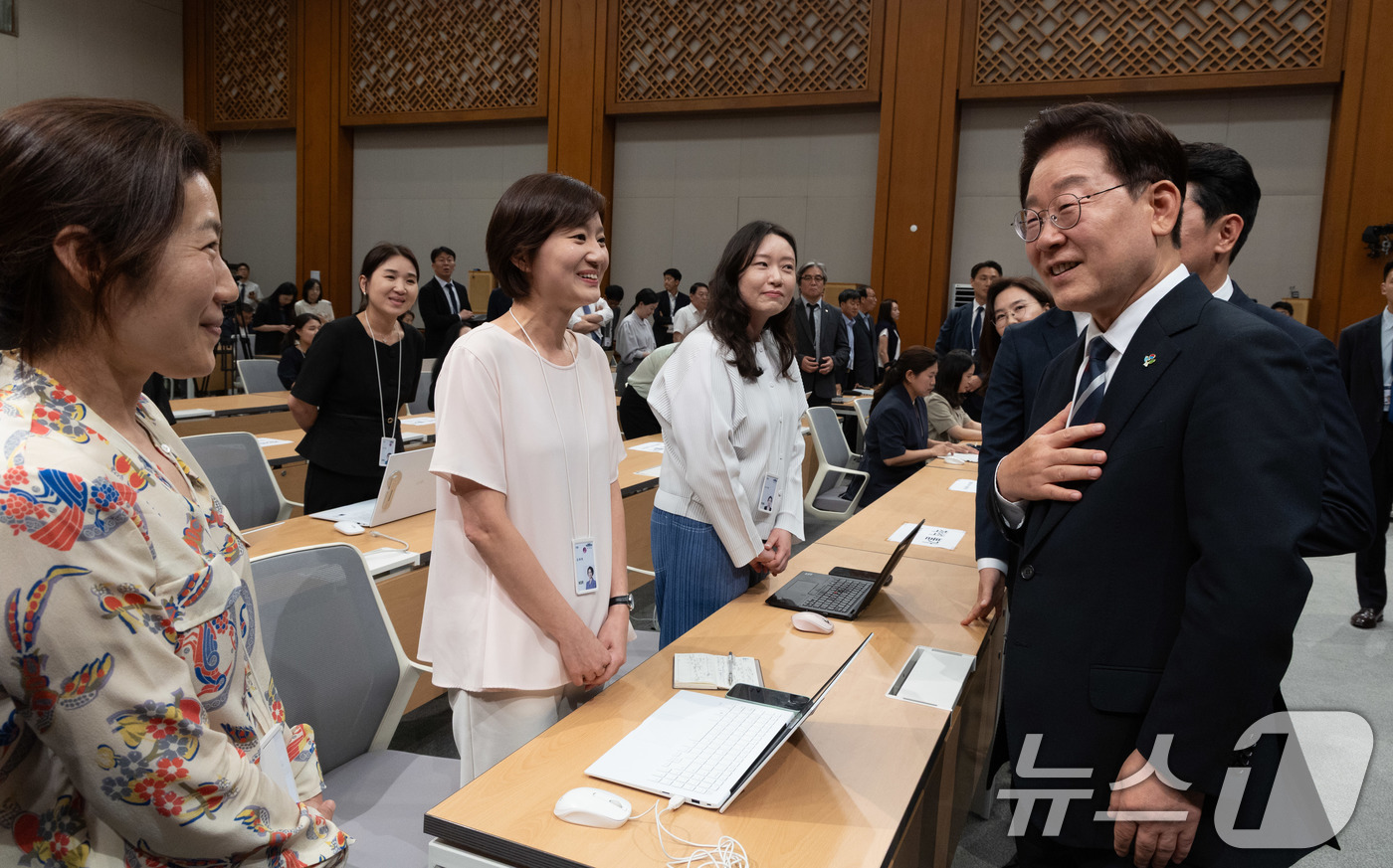 (서울=뉴스1) 이재명 기자 = 이재명 대통령이 19일 청와대 춘추관에서 유럽·G7 순방 결과 브리핑을 마친 후 취재진들과 대화를 나누고 있다. 2026.6.19/뉴스1