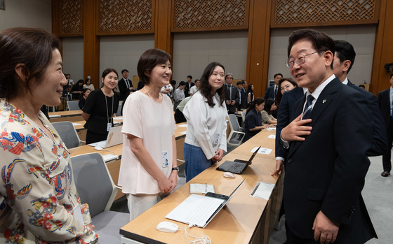 취재진들과 대화하는 이재명 대통령