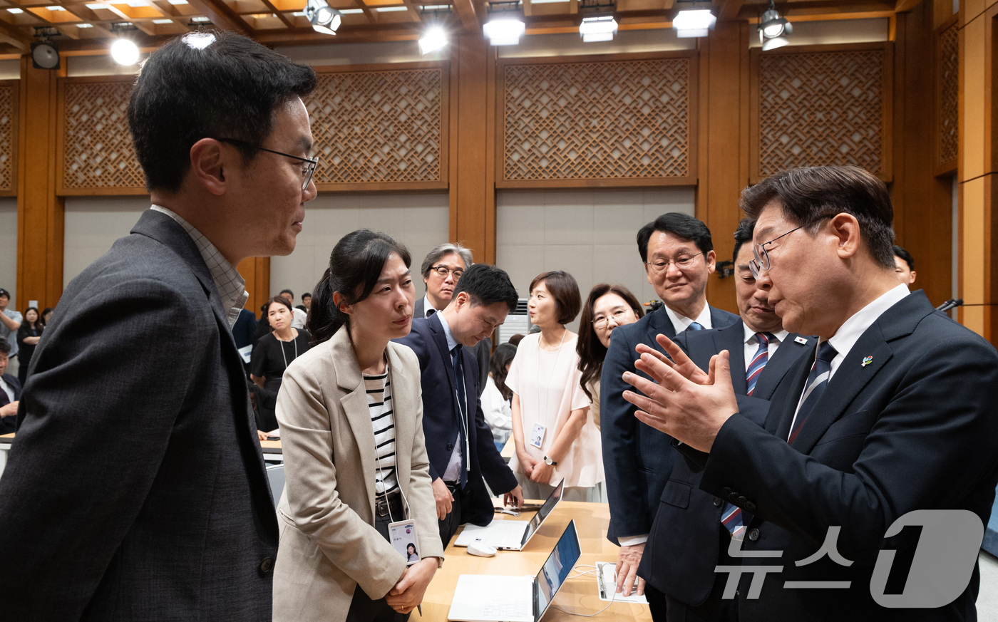 (서울=뉴스1) 이재명 기자 = 이재명 대통령이 19일 청와대 춘추관에서 유럽·G7 순방 결과 브리핑을 마친 후 취재진들과 대화를 나누고 있다. 2026.6.19/뉴스1