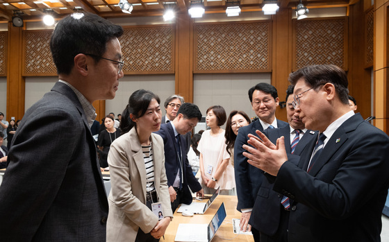 취재진들과 대화 나누는 이재명 대통령
