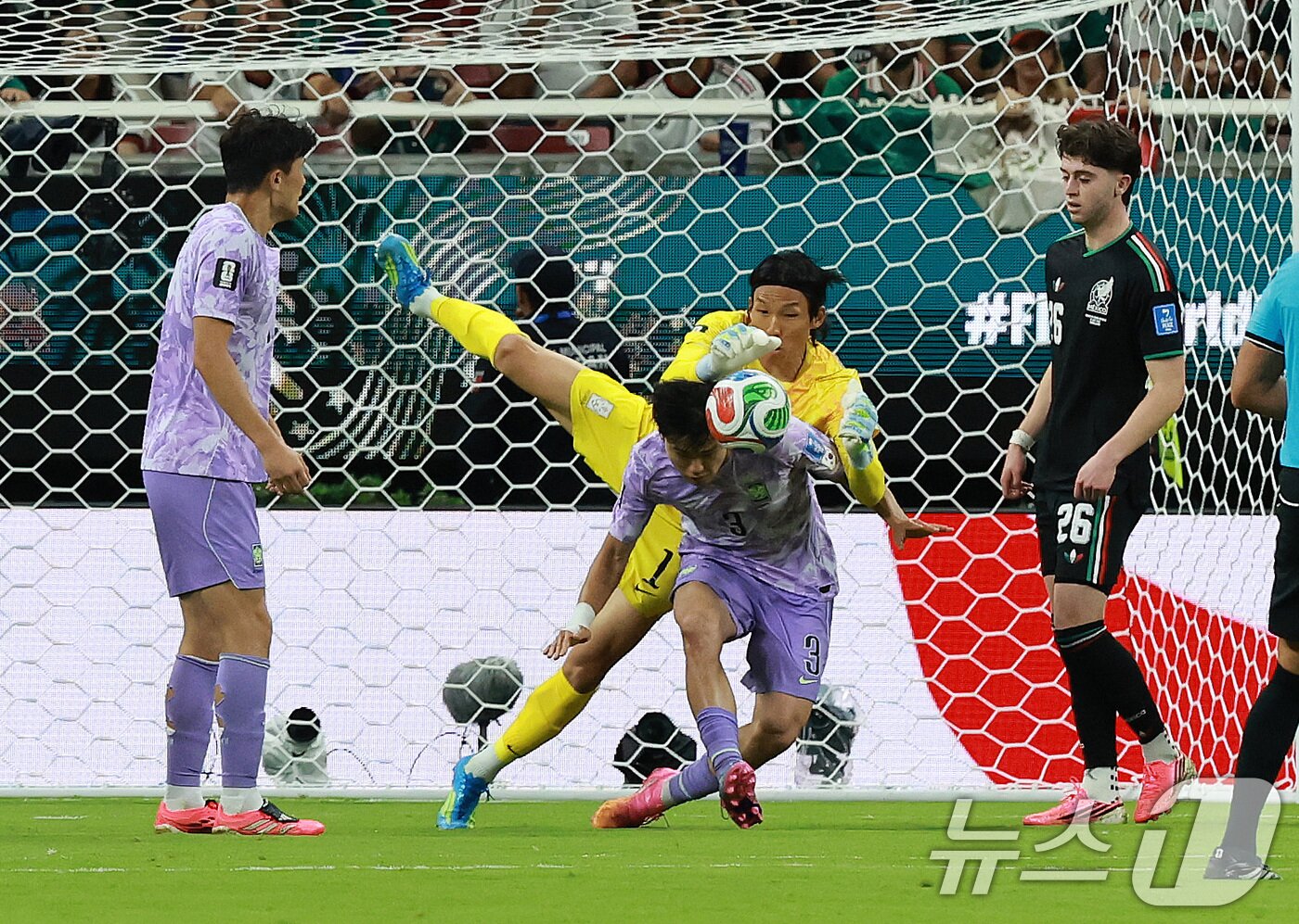 본문 이미지 - 대한민국 축구국가대표팀 김승규가 18일(현지시간) 멕시코 할리스코주 사포판 과달라하라 스타디움에서 열린 2026 북중미 월드컵 A조 조별리그 2차전 대한민국과 멕시코의 경기에서 이기혁과 충돌하며 공을 놓치고 있다. 이날 경기는 대한민국이 멕시코를 상대로 0-1로 패했다. 2026.6.19 ⓒ 뉴스1 임세영 기자