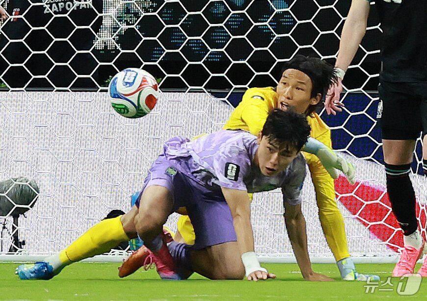 본문 이미지 - 대한민국 축구국가대표팀 김승규가 18일(현지시간) 멕시코 할리스코주 사포판 과달라하라 스타디움에서 열린 2026 북중미 월드컵 A조 조별리그 2차전 대한민국과 멕시코의 경기에서 이기혁과 충돌하며 공을 놓치고 있다. 이날 경기는 대한민국이 멕시코를 상대로 0-1로 패했다. 2026.6.19 ⓒ 뉴스1 임세영 기자