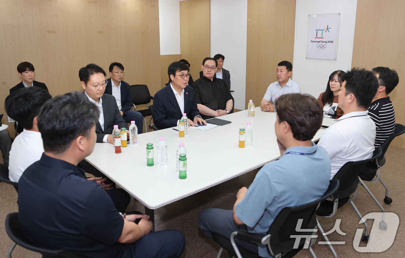 (서울=뉴스1) = 최휘영 문화체육관광부 장관이 19일 서울 송파구 올림픽공원 내 임시사무실에서 올림픽 공원 핸드볼경기장 입주 회원종목단체들과 경기장 봉쇄 상황과 관련해 추가 대책 …