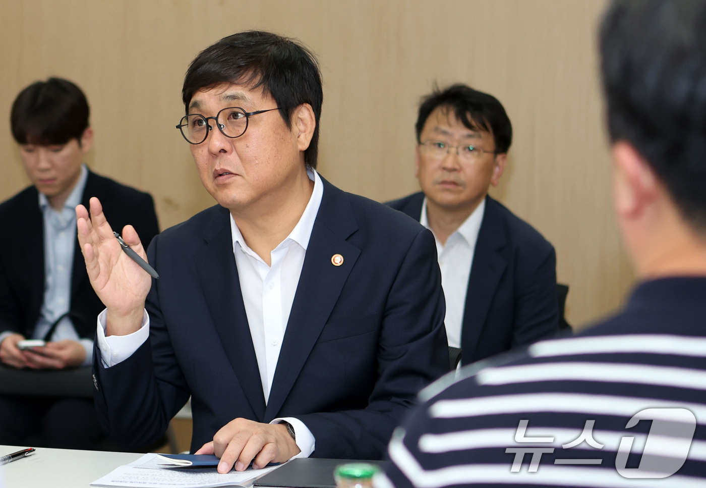 (서울=뉴스1) = 최휘영 문화체육관광부 장관이 19일 서울 송파구 올림픽공원 내 임시사무실에서 올림픽 공원 핸드볼경기장 입주 회원종목단체들과 경기장 봉쇄 상황과 관련해 추가 대책 …
