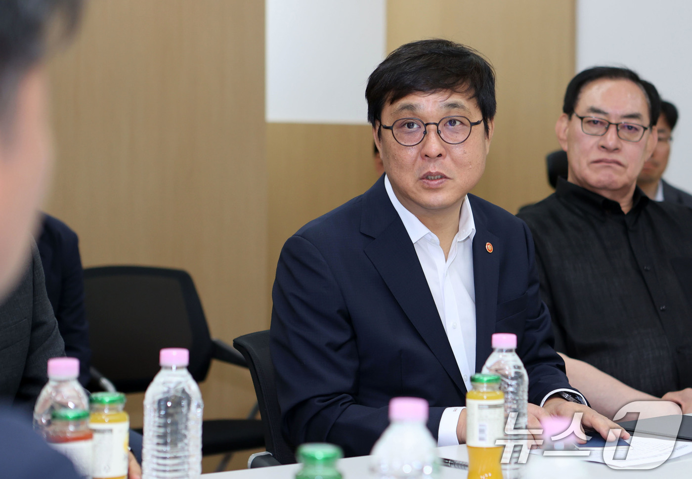 (서울=뉴스1) = 최휘영 문화체육관광부 장관이 19일 서울 송파구 올림픽공원 내 임시사무실에서 올림픽 공원 핸드볼경기장 입주 회원종목단체들과 경기장 봉쇄 상황과 관련해 추가 대책 …