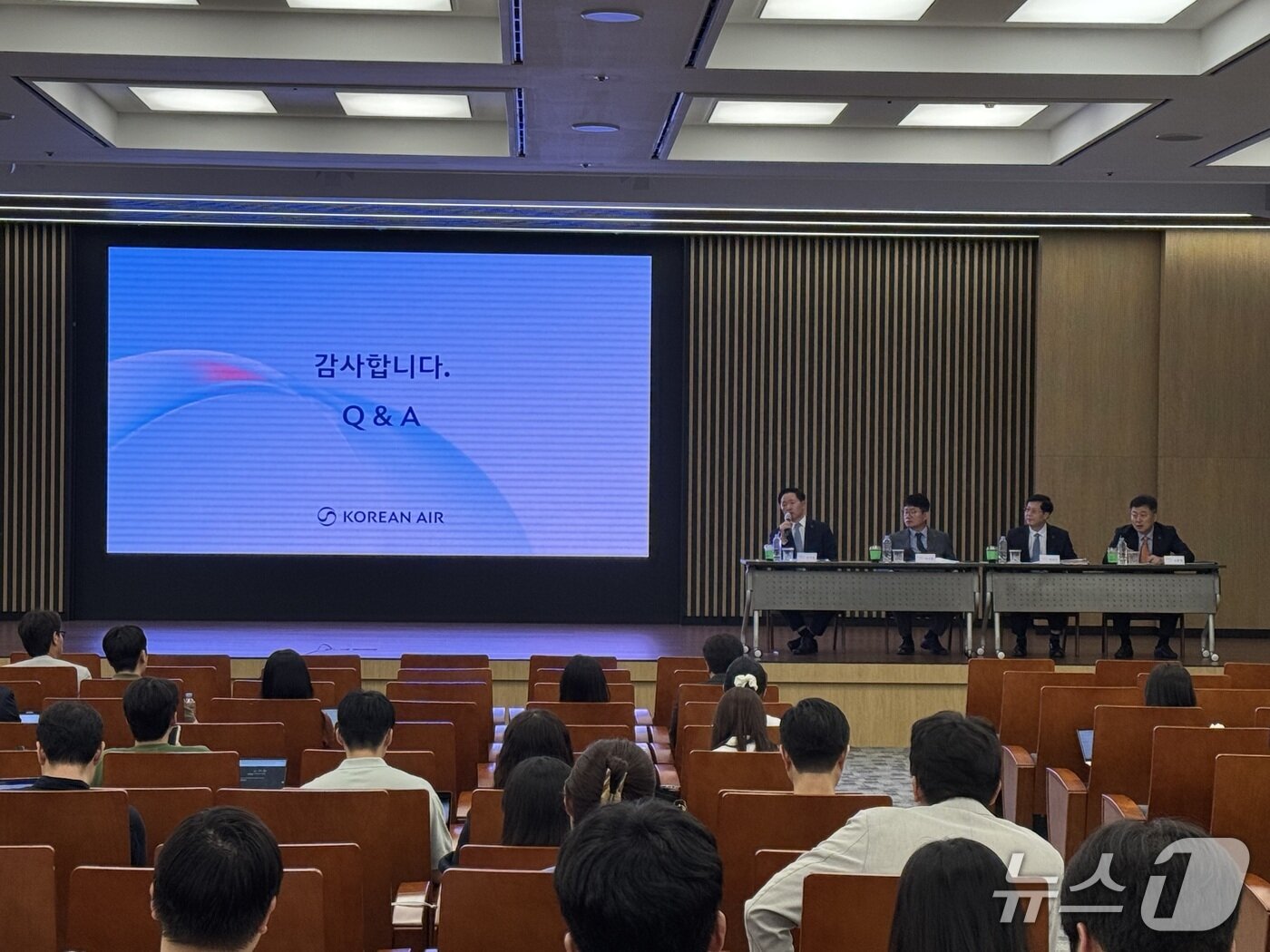 본문 이미지 - 19일 서울 여의도 한국투자증권 본사에서 열린 대한항공의 아시아나항공 합병 관련 주주간담회 2026.6.19/뉴스1