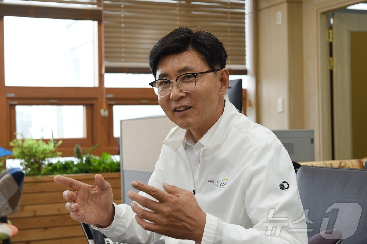 본문 이미지 - 김철우 보성군수가 19일 군청 집무실에서 뉴스1과 인터뷰를 진행하고 있다. ⓒ 뉴스1 김성준 기자