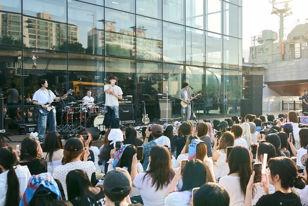 'FNC 신인 밴드' AxMxP, 한강서 버스킹…신곡 깜짝 선공개