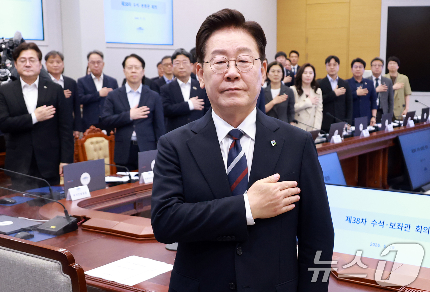 (서울=뉴스1) 이재명 기자 = 이재명 대통령이 19일 청와대에서 열린 수석보좌관회의에서 국민의례를 하고 있다. (청와대통신사진기자단) 2026.6.19/뉴스1
