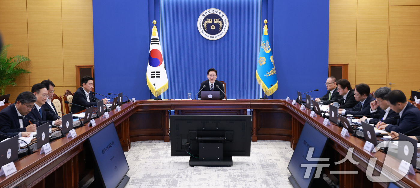 (서울=뉴스1) 이재명 기자 = 이재명 대통령이 19일 청와대에서 열린 수석보좌관회의에서 발언하고 있다. (청와대통신사진기자단) 2026.6.19/뉴스1