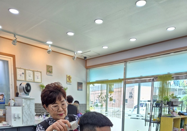 '천사 미용실' 원장 손길…최남단 해안소초 장병들도 엄지척