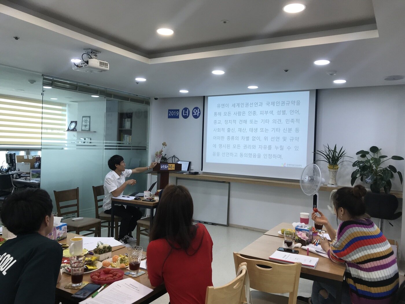 본문 이미지 - 이강 씨가 대학 시절 봉사 활동 다시 사진. (이강 씨 제공)