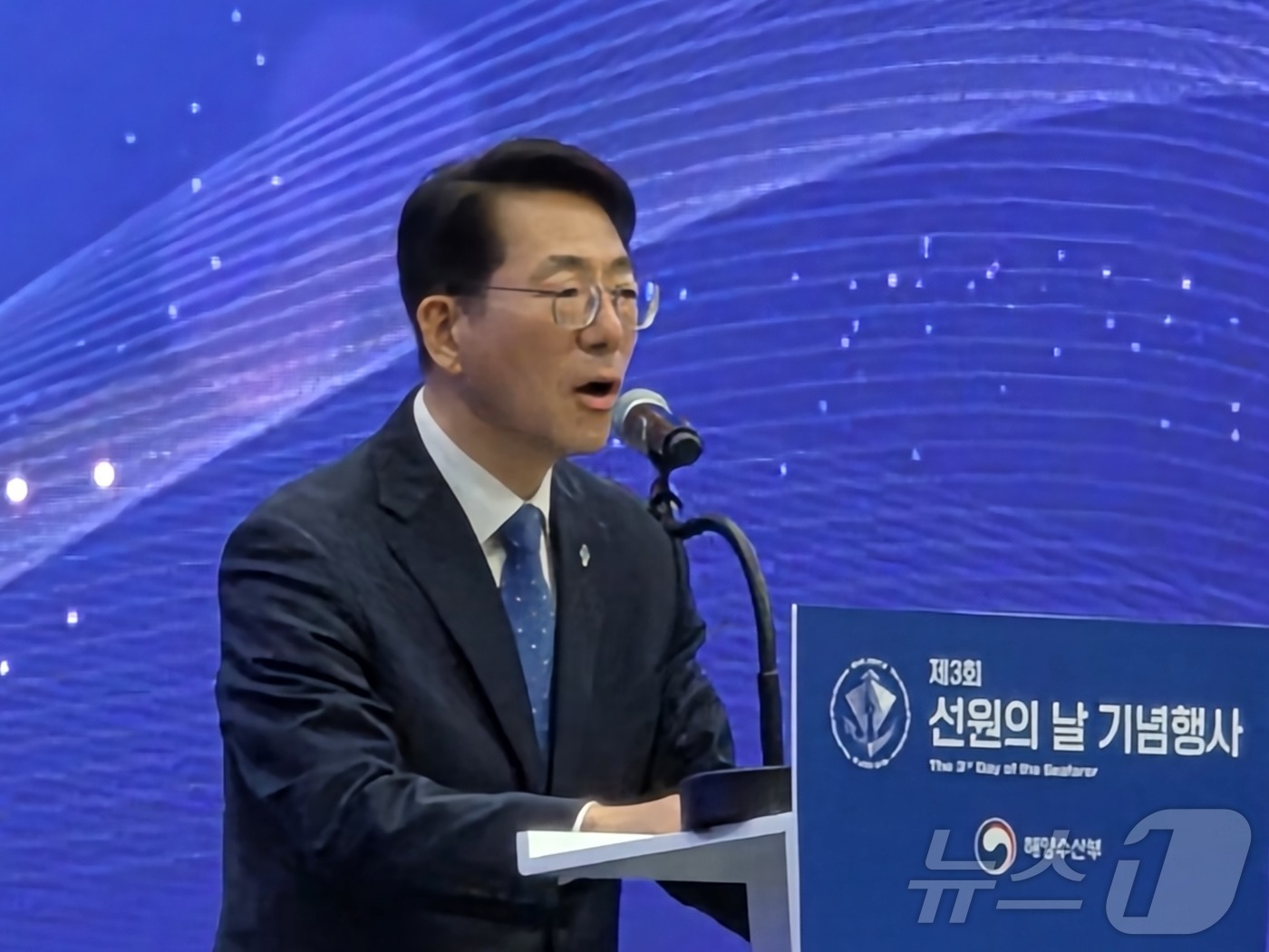 (부산=뉴스1) 임순택 기자 = 황종우 해양수산부 장관이 19일 진행된 제3회 선원의 날 기념식에서 국가 경제를 이끄는 선원들을 향해 기념사를 하고 있다. 2026.6.19/뉴스1 …