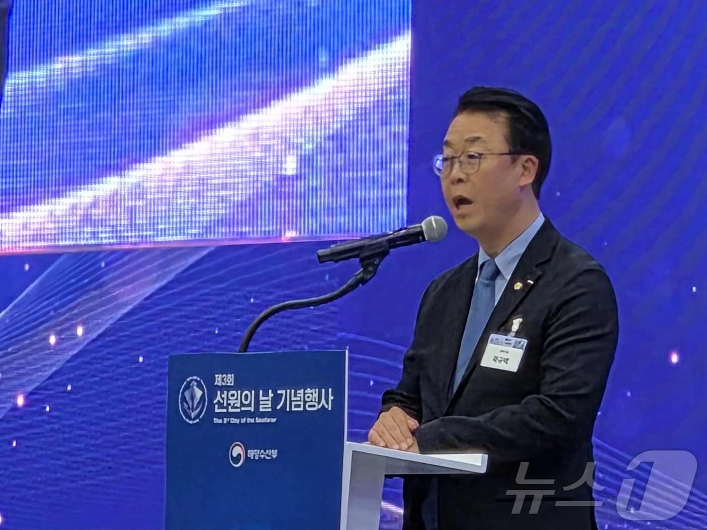 (부산=뉴스1) 임순택 기자 = 곽규택 국민의힘 의원이 19일 진행된 제3회 선원의 날 기념식에서 축사하고 있다. 2026.6.19/뉴스1