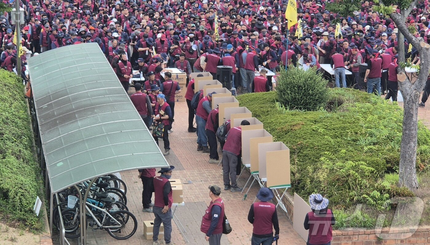 본문 이미지 - 민주노총 전국플랜트건설노조 울산지부 조합원들이 19일 오후 울산 남구 태화강역 광장에서 올해 임금협상과 원청교섭 쟁의행위 찬반투표에 참여하고 있다. 2026.6.19 ⓒ 뉴스1 박정현 기자