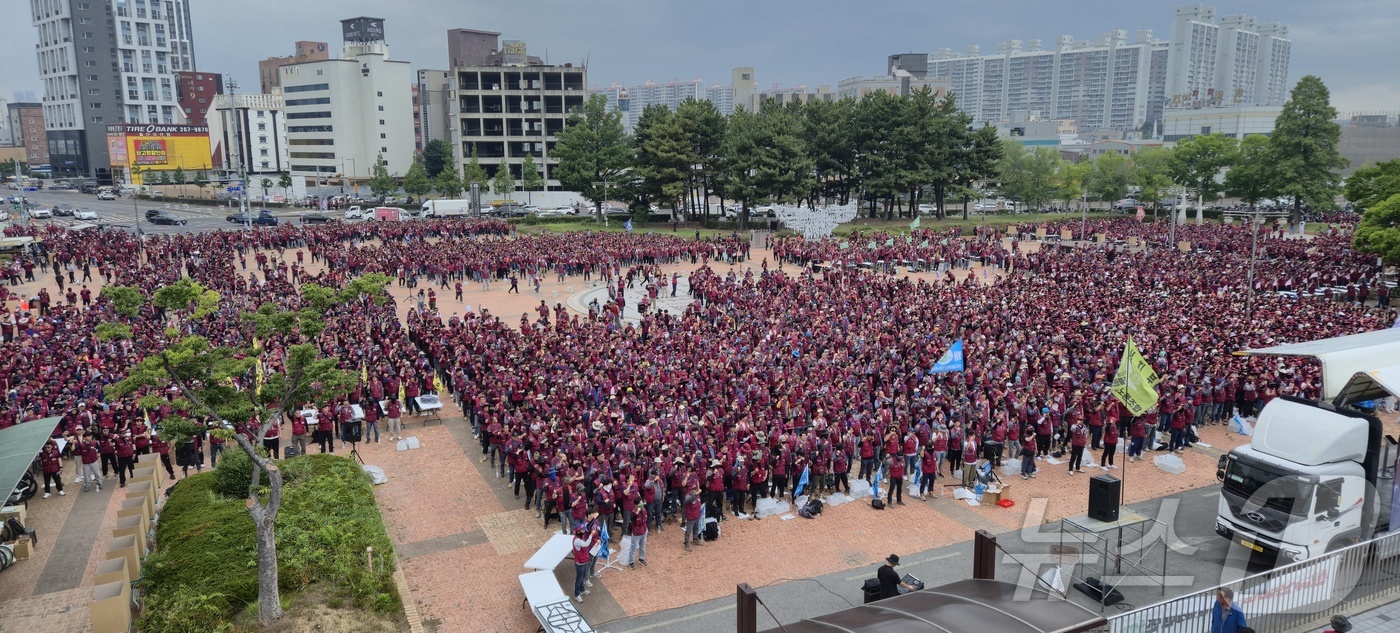 (울산=뉴스1) 박정현 기자 = 민주노총 전국플랜트건설노조 울산지부 조합원들이 19일 오후 울산 남구 태화강역 광장에서 올해 임금협상과 원청교섭 쟁의행위 찬반투표에 앞서 구호를 외 …