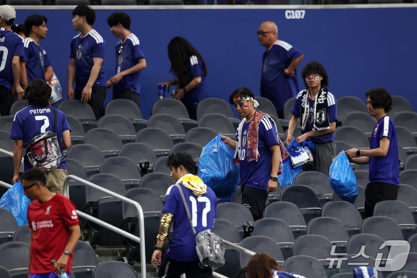 본문 이미지 - 국제축구연맹(FIFA)이 지난 15일 일본 축구 팬들이 네덜란드와의 경기 후 경기장을 청소하는 모습을 칭찬하며 사진을 게시했다. (출처=엑스) 2026.6.19./뉴스1