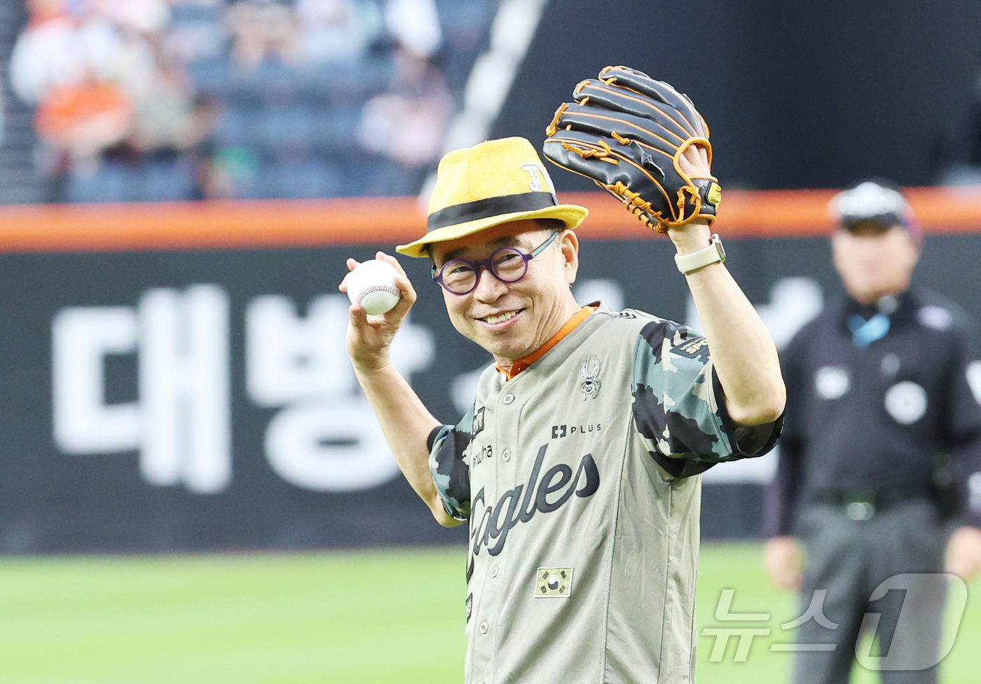 (대전=뉴스1) 김기남 기자 = 19일 대전 한화생명볼파크에서 열린 2026 신한 SOL KBO리그 삼성 라이온즈와 한화 이글스의 경기에 앞서 조웅래 선양소주 회장이 승리기원 시구 …
