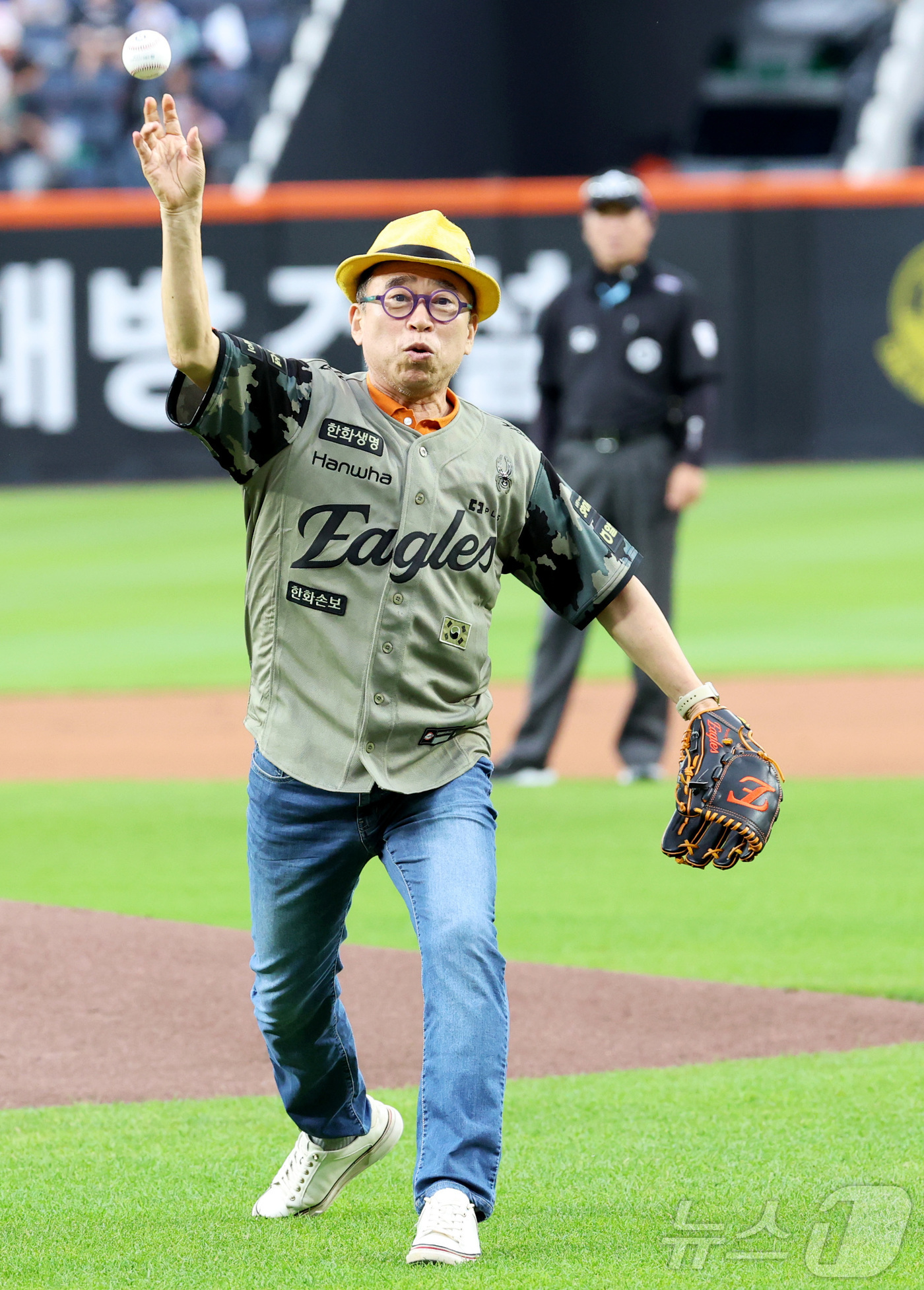 (대전=뉴스1) 김기남 기자 = 19일 대전 한화생명볼파크에서 열린 2026 신한 SOL KBO리그 삼성 라이온즈와 한화 이글스의 경기에 앞서 조웅래 선양소주 회장이 승리기원 시구 …