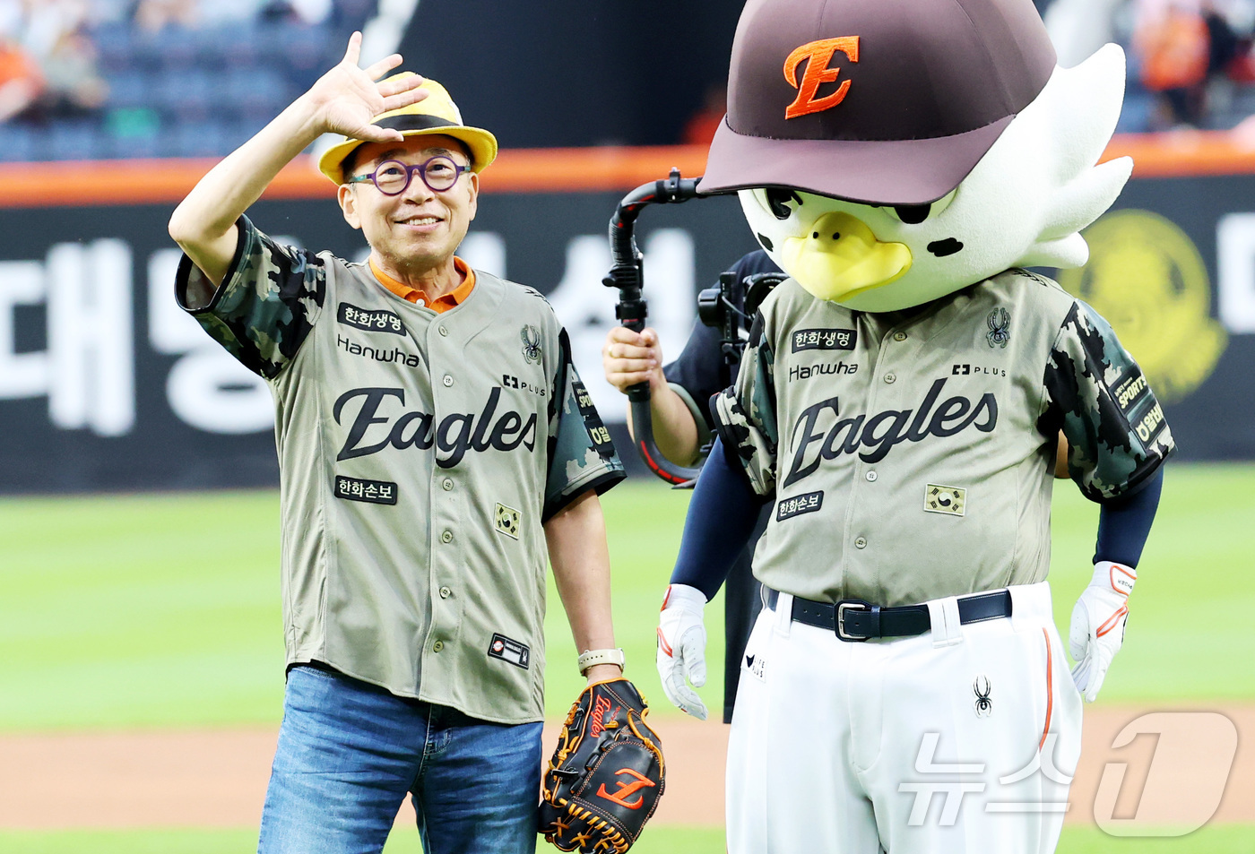 (대전=뉴스1) 김기남 기자 = 19일 대전 한화생명볼파크에서 열린 2026 신한 SOL KBO리그 삼성 라이온즈와 한화 이글스의 경기에 앞서 조웅래 선양소주 회장이 승리기원 시구 …