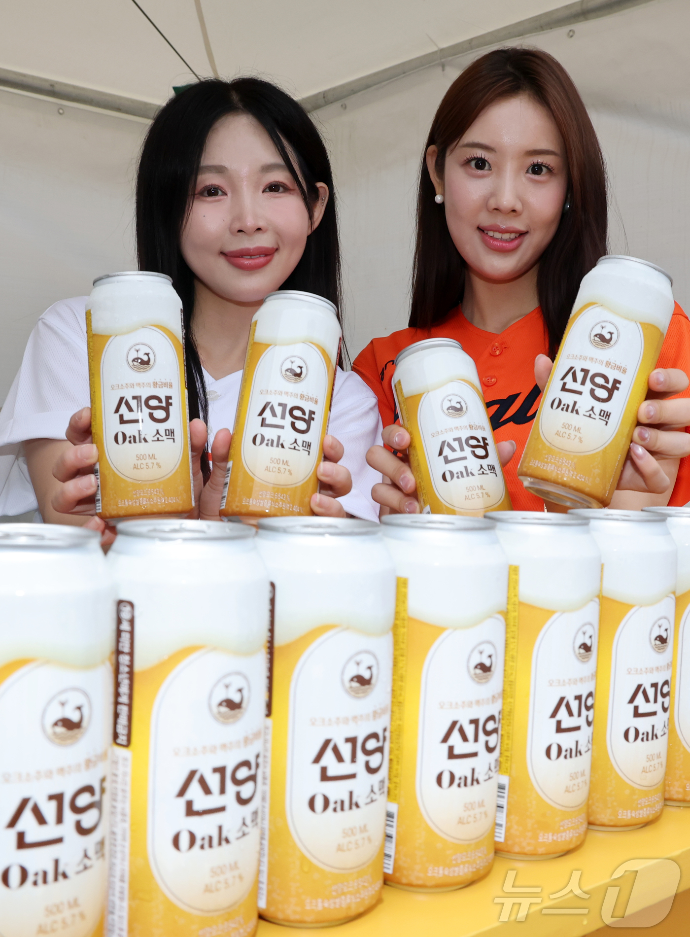 (대전=뉴스1) 김기태 기자 = 선양소주가 19일 대전 한화생명볼파크에서 신제품 ‘선양 오크소맥’의 출시행사를 진행하고 있다.선양소주는 한화이글스와의 다양한 온·오프라인 프로모션을 …