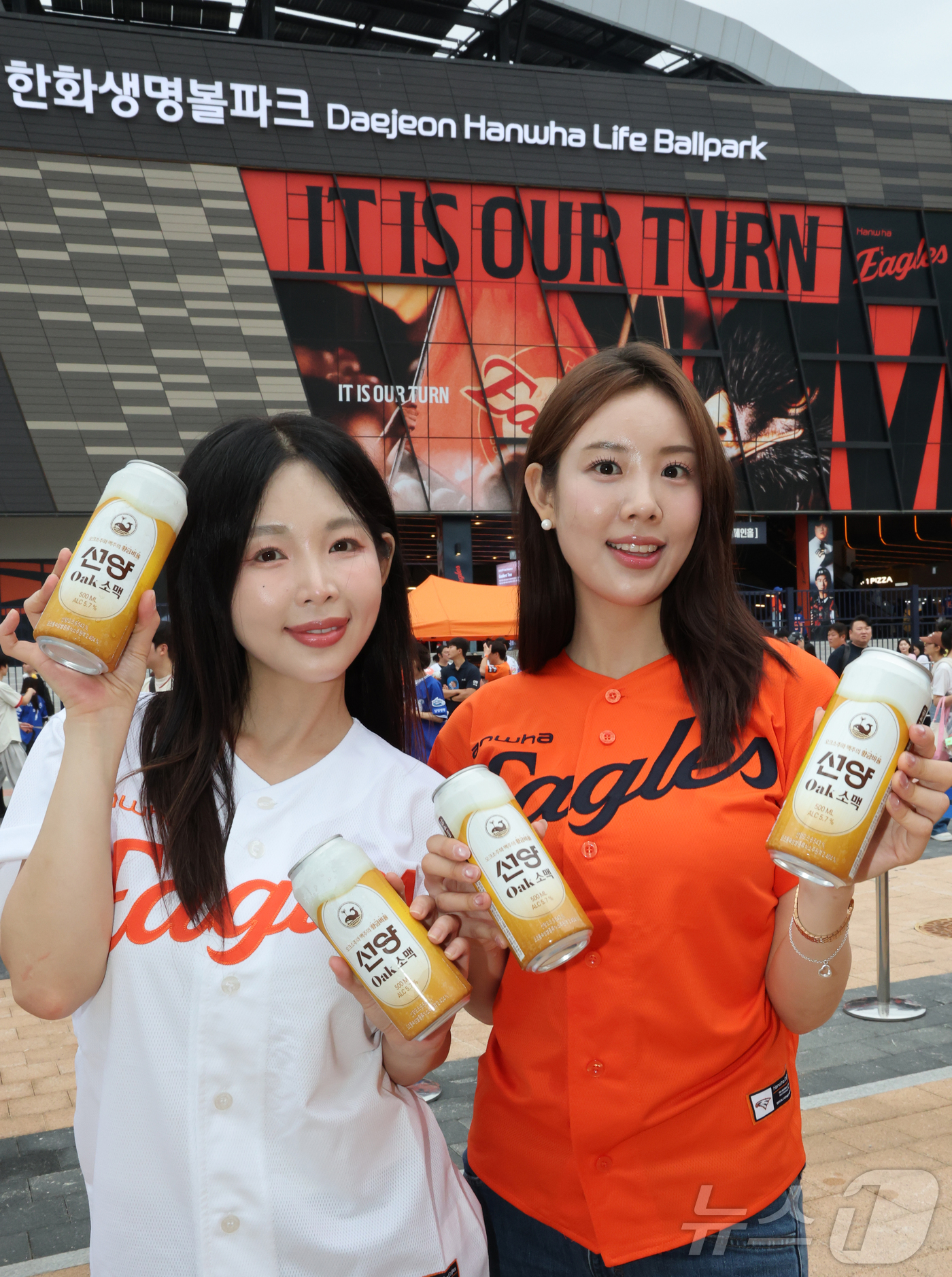 (대전=뉴스1) 김기태 기자 = 선양소주가 19일 대전 한화생명볼파크에서 신제품 ‘선양 오크소맥’의 출시행사를 진행하고 있다.선양소주는 한화이글스와의 다양한 온·오프라인 프로모션을 …