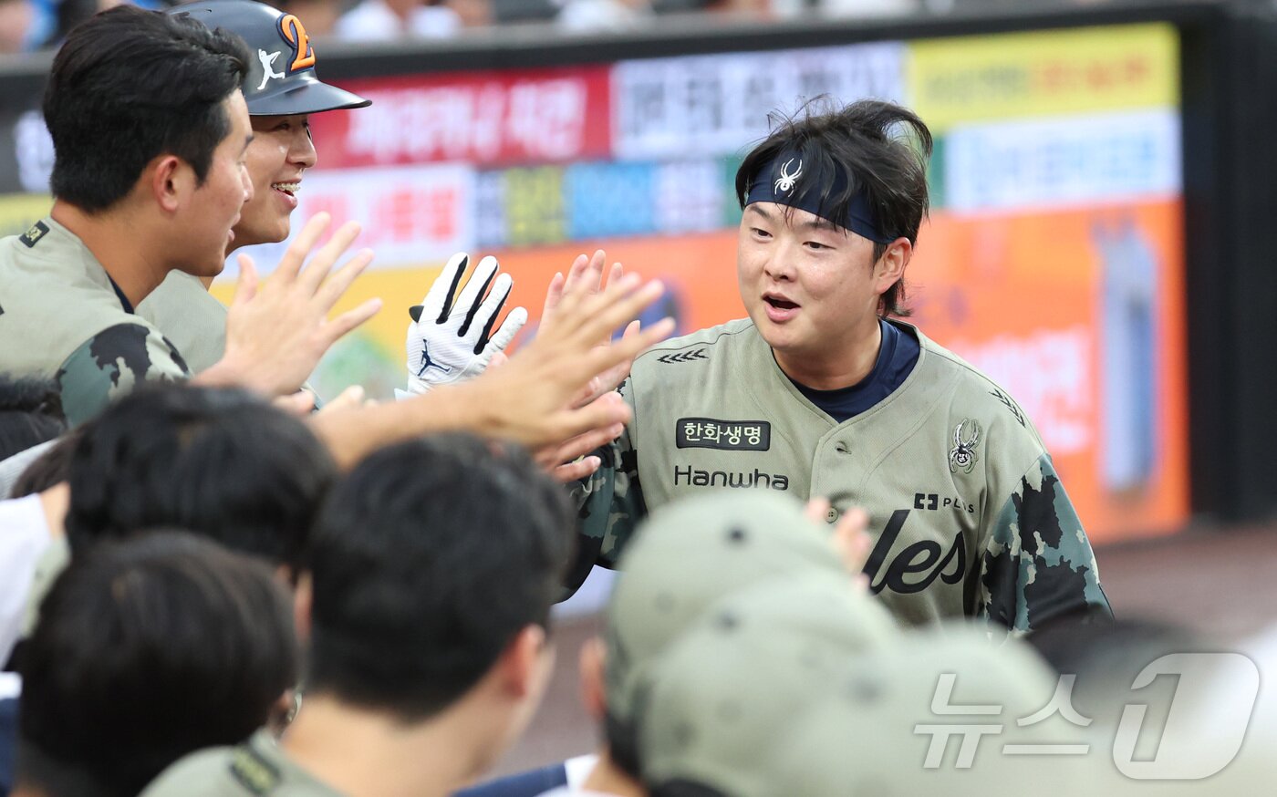 본문 이미지 - 19일 대전 한화생명볼파크에서 열린 2026 신한 SOL KBO리그 삼성 라이온즈와 한화 이글스의 경기에서 1회말 무사 2루에서 한화 이도윤이 페라자의 우익수 플라이에 김성윤의 송구가 더그아웃으로 들어가며 득점에 성공하고 있다. 2026.6.19 ⓒ 뉴스1 김기남 기자