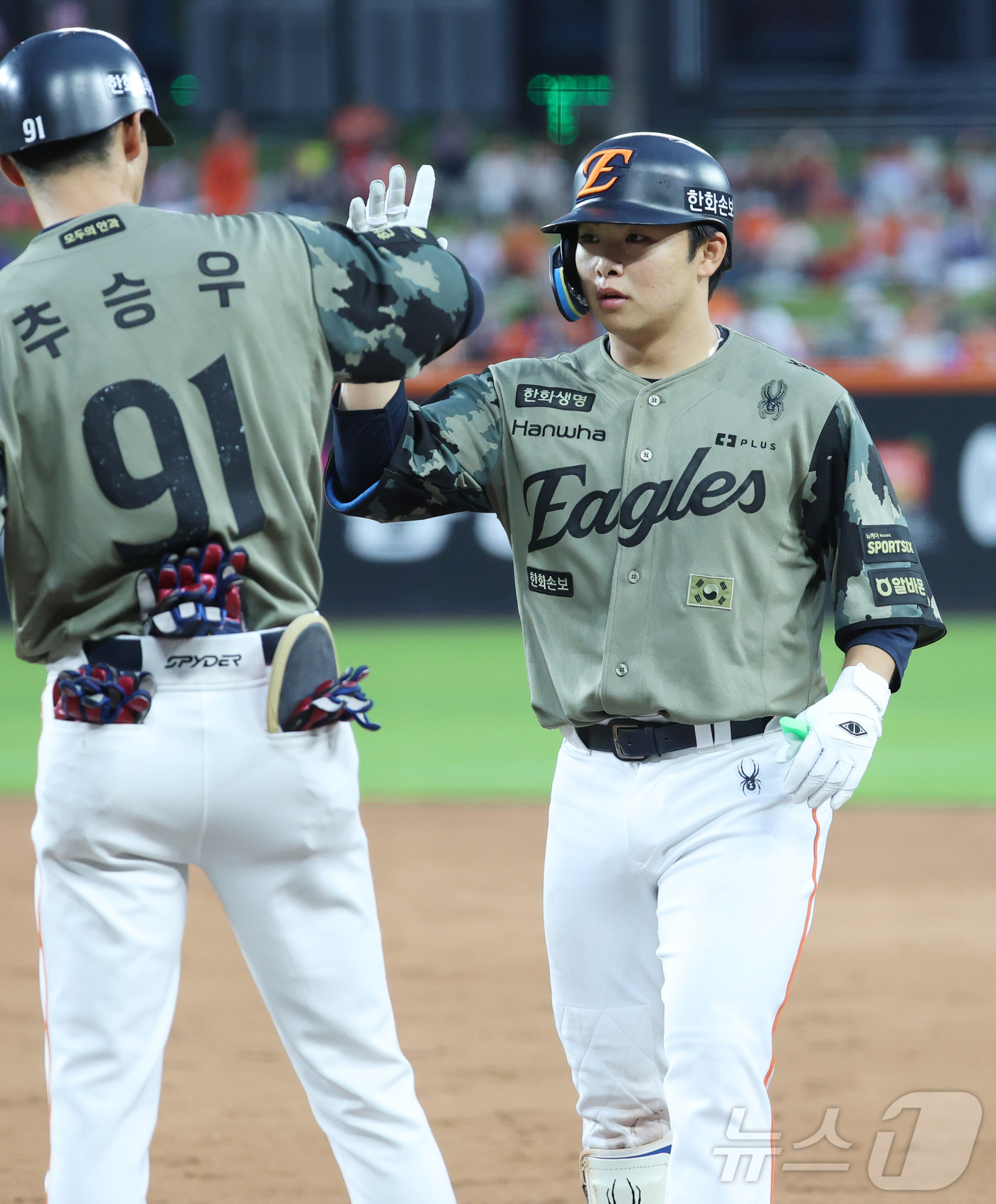 (대전=뉴스1) 김기남 기자 = 19일 대전 한화생명볼파크에서 열린 2026 신한 SOL KBO리그 삼성 라이온즈와 한화 이글스의 경기에서 3회말 문현빈이 안타를 치며 1루에 나가 …