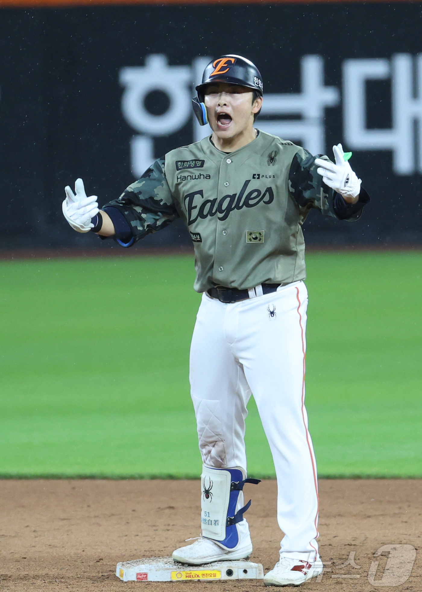 (대전=뉴스1) 김기남 기자 = 19일 대전 한화생명볼파크에서 열린 2026 신한 SOL KBO리그 삼성라이온즈와 한화 이글스의 경기에서 7회말 한화 문현빈이 역전 2루타를 치며 …