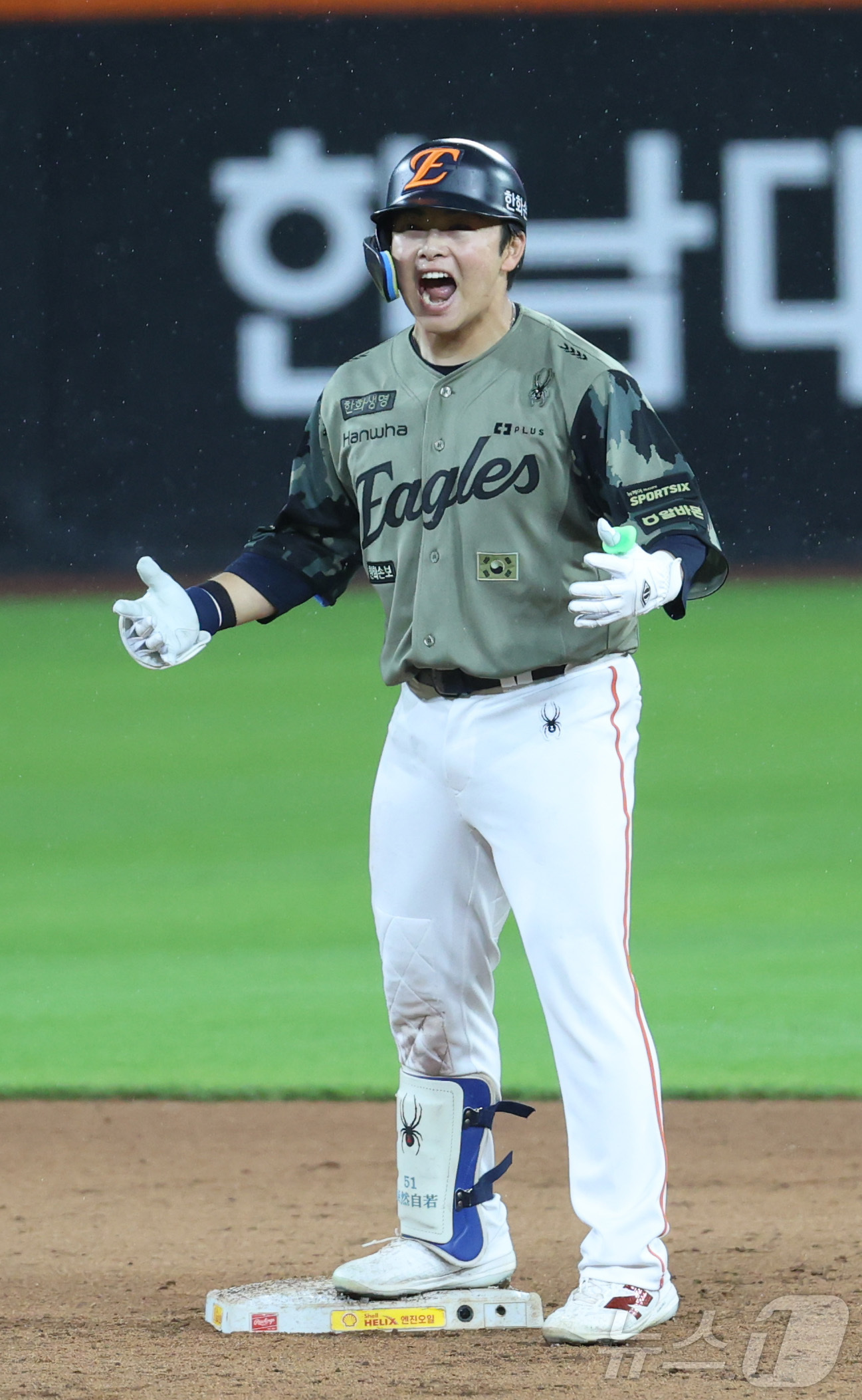 (대전=뉴스1) 김기남 기자 = 19일 대전 한화생명볼파크에서 열린 2026 신한 SOL KBO리그 삼성라이온즈와 한화 이글스의 경기에서 7회말 한화 문현빈이 역전 2루타를 치며 …