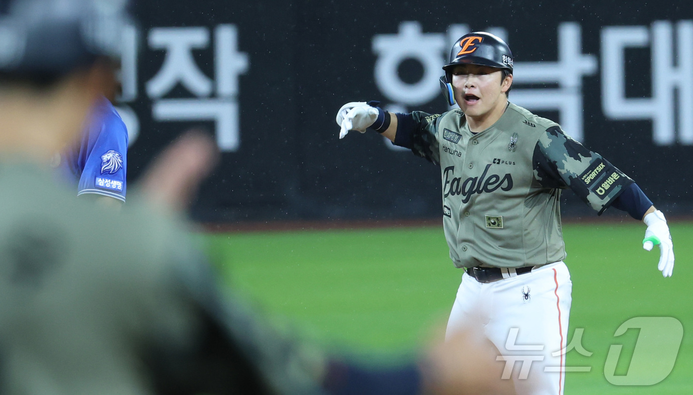 (대전=뉴스1) 김기남 기자 = 19일 대전 한화생명볼파크에서 열린 2026 신한 SOL KBO리그 삼성라이온즈와 한화 이글스의 경기에서 7회말 한화 문현빈이 역전 2루타를 치며 …