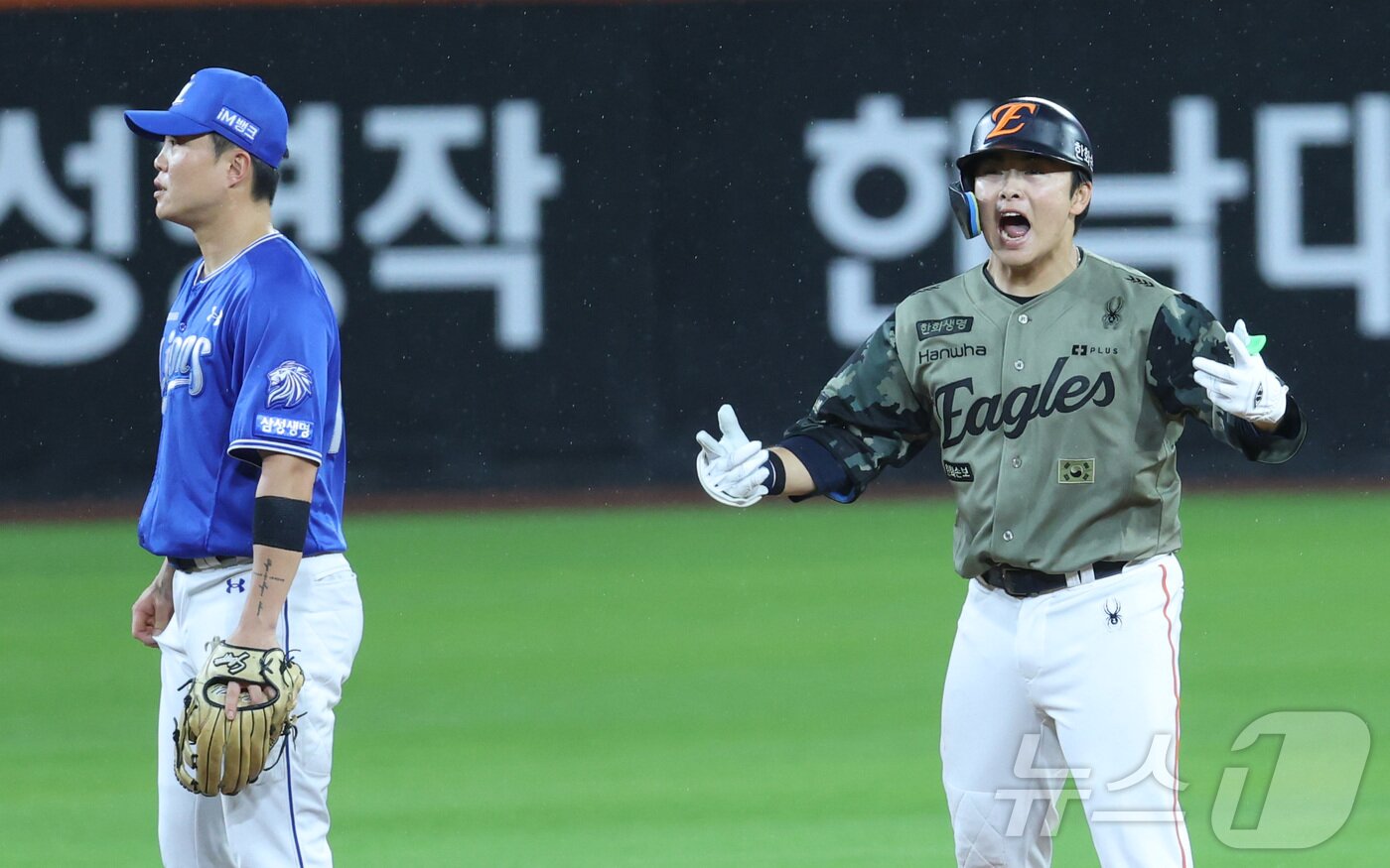 본문 이미지 - 19일 대전 한화생명볼파크에서 열린 2026 신한 SOL KBO리그 삼성라이온즈와 한화 이글스의 경기에서 7회말 한화 문현빈이 역전 2루타를 치며 환호하고 있다. 2026.6.19 ⓒ 뉴스1 김기남 기자