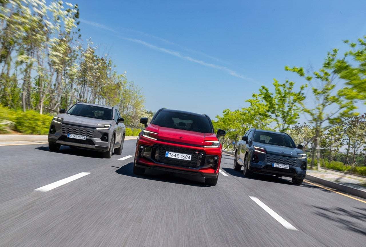본문 이미지 - 인천 영종도에서 촬영된 도요타 '올 뉴 RAV4'의 (왼쪽부터) HEV LIMITED, PHEV GR 스포츠, PHEV XSE 모델(한국토요타자동차 제공). 2026.6.19.