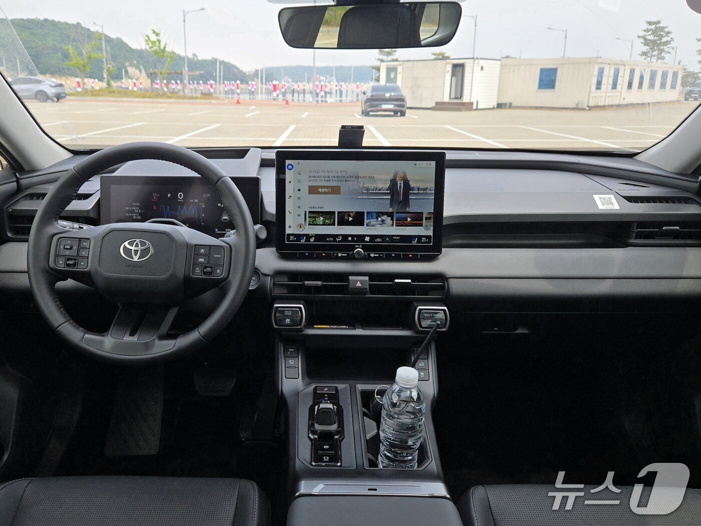 본문 이미지 - 인천 영종도에서 촬영한 도요타 '올 뉴 RAV4' HEV LIMITED 모델의 1열 실내 모습. 센터 디스플레이에 LG유플러스의 다양한 영상 콘텐츠를 즐길 수 있는  '도요타 TV'가 보인다. 2026.6.19/뉴스1 김성식 기자
