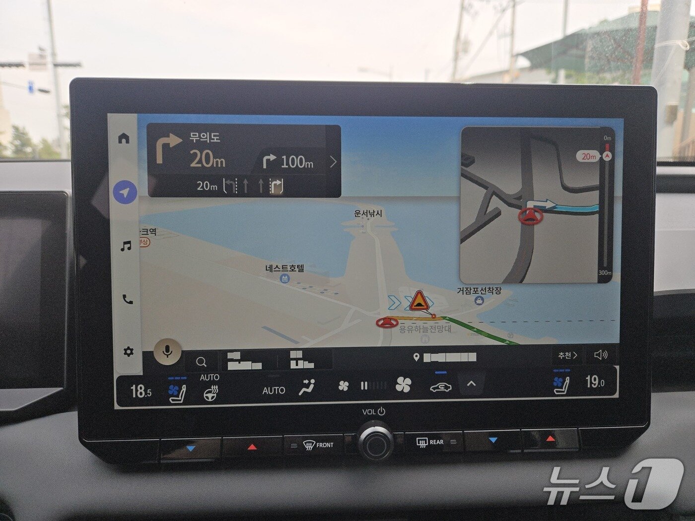 본문 이미지 - 인천 영종도에서 촬영한 도요타 '올 뉴 RAV4' HEV LIMITED 모델의 센터 디스플레이 모습. LG유플러스와 협업해 개발한 내장 내비게이션이 도로 갈림길을 안내하고 있다. 2026.6.19/뉴스1 김성식 기자