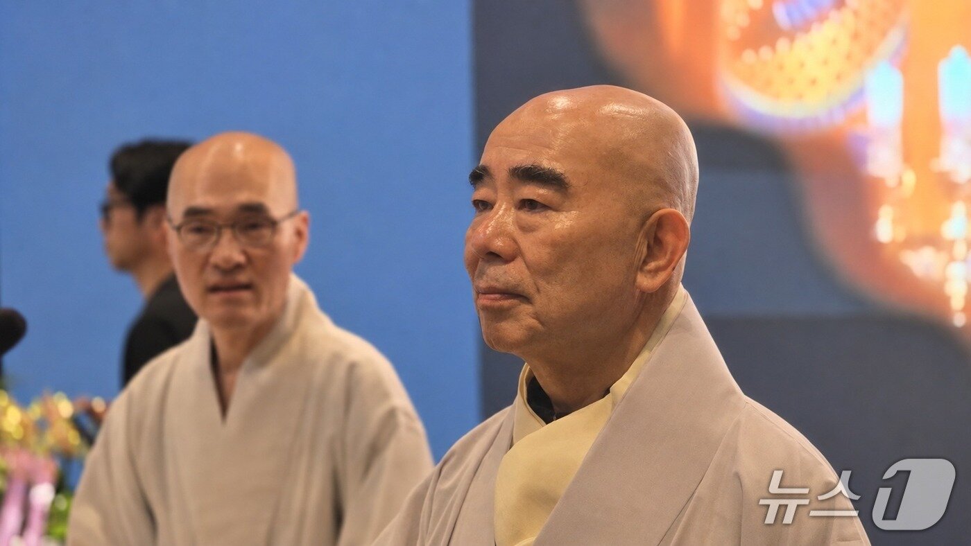 본문 이미지 - 이날 간담회는 저서 '퇴우 정념, 시대를 깨우다'와 '오대산 수행 일지'를 기념하는 자리였지만 질문은 총무원장 출마 여부에 집중됐다. 앞서 열린 출판기념회 역시 주최측 주산으로 전국에서 몰린 스님 200명과 신도 800명 총 1000여명이 몰렸다.