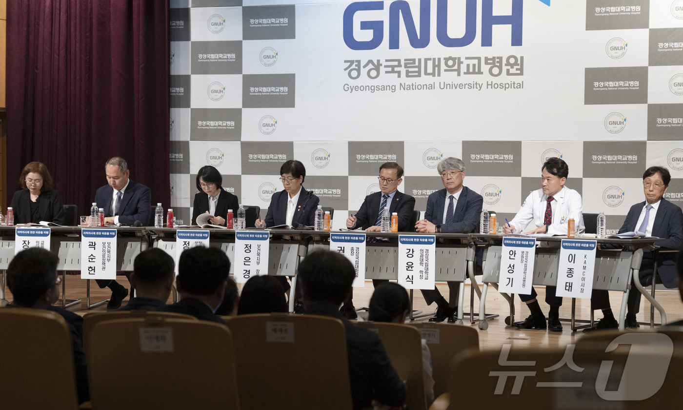 (서울=뉴스1) = 정은경 보건복지부 장관이 19일 경남 진주시 경상국립대학교병원에서 지역의사제 성공적 안착을 위한 타운홀 미팅을 하고 있다. (보건복지부 제공. 재판매 및 DB …