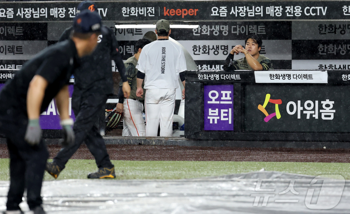 (대전=뉴스1) 김기남 기자 = 19일 대전 한화생명볼파크에서 열린 2026 신한 SOL KBO리그 삼성 라이온즈와 한화 이글스의 경기에서 11회초 연장이 시작되며 경기가 우천중단 …