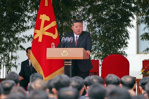 김정은, 창립 80주년 당 중앙간부학교 방문…"인재가 국가 제1전력"