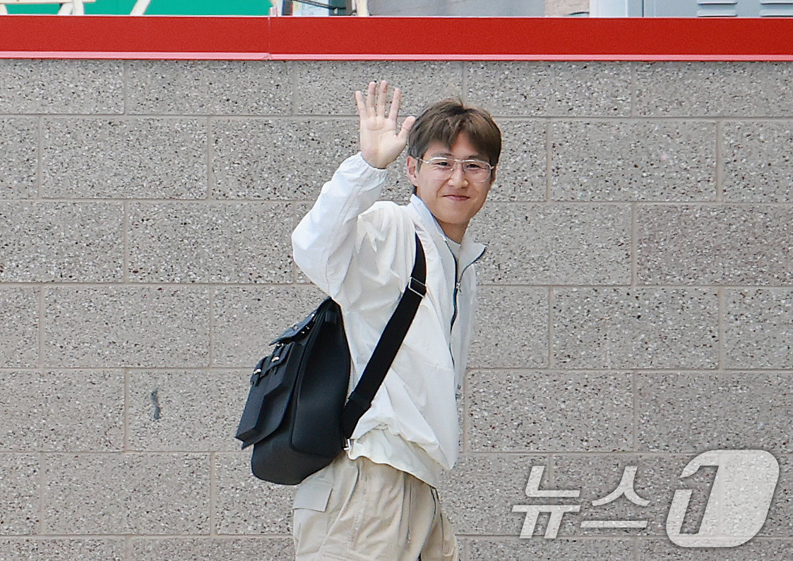 (헤리먼(유타주)=뉴스1) 임세영 기자 = 대한민국 축구대표팀 이강인이 1일(현지시간) 미국 유타주 헤리먼에 위치한 자이언스뱅크 트레이닝센터에 도착해 손을 흔들고 있다. 2026. …