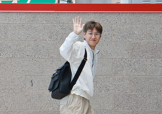 손 흔드는 이강인 '대표팀 합류'