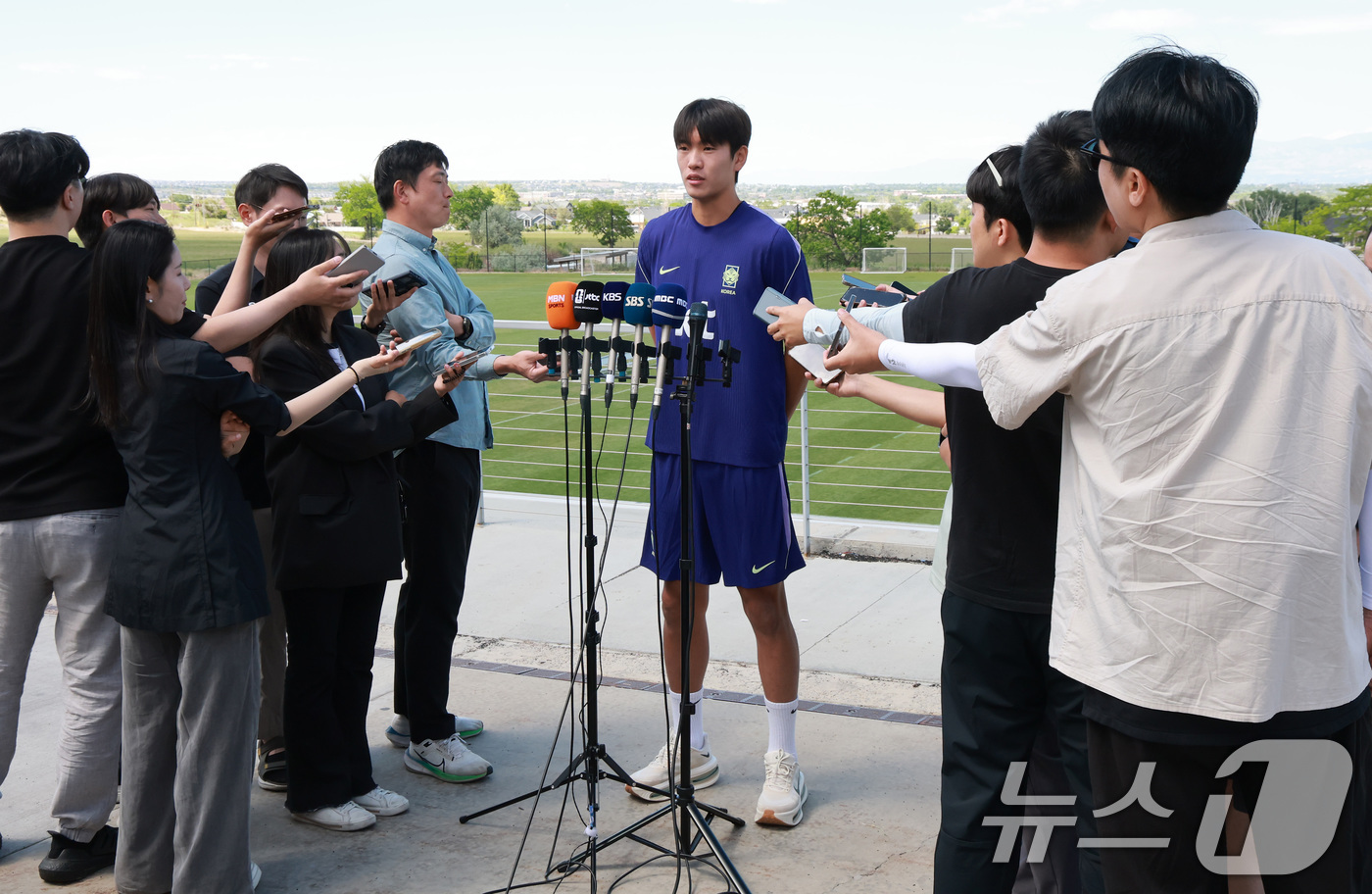 (헤리먼(유타주)=뉴스1) 임세영 기자 = 대한민국 축구대표팀 조위제가 1일(현지시간) 미국 유타주 헤리먼에 위치한 자이언스뱅크 트레이닝센터에서 훈련에 앞서 인터뷰를 하고 있다.조 …
