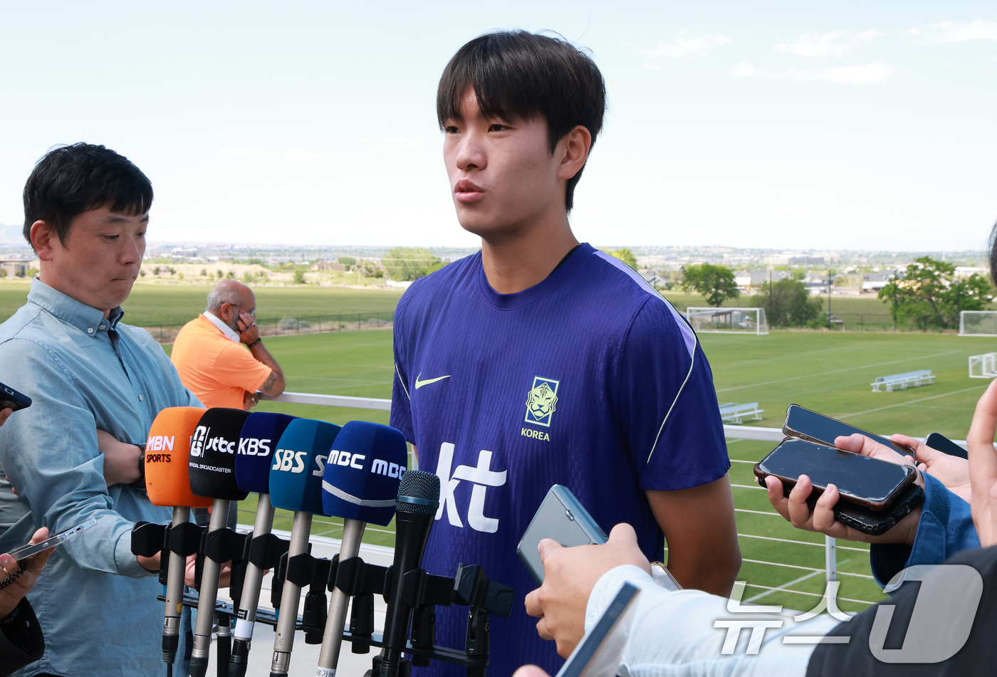(헤리먼(유타주)=뉴스1) 임세영 기자 = 대한민국 축구대표팀 조위제가 1일(현지시간) 미국 유타주 헤리먼에 위치한 자이언스뱅크 트레이닝센터에서 훈련에 앞서 인터뷰를 하고 있다.조 …