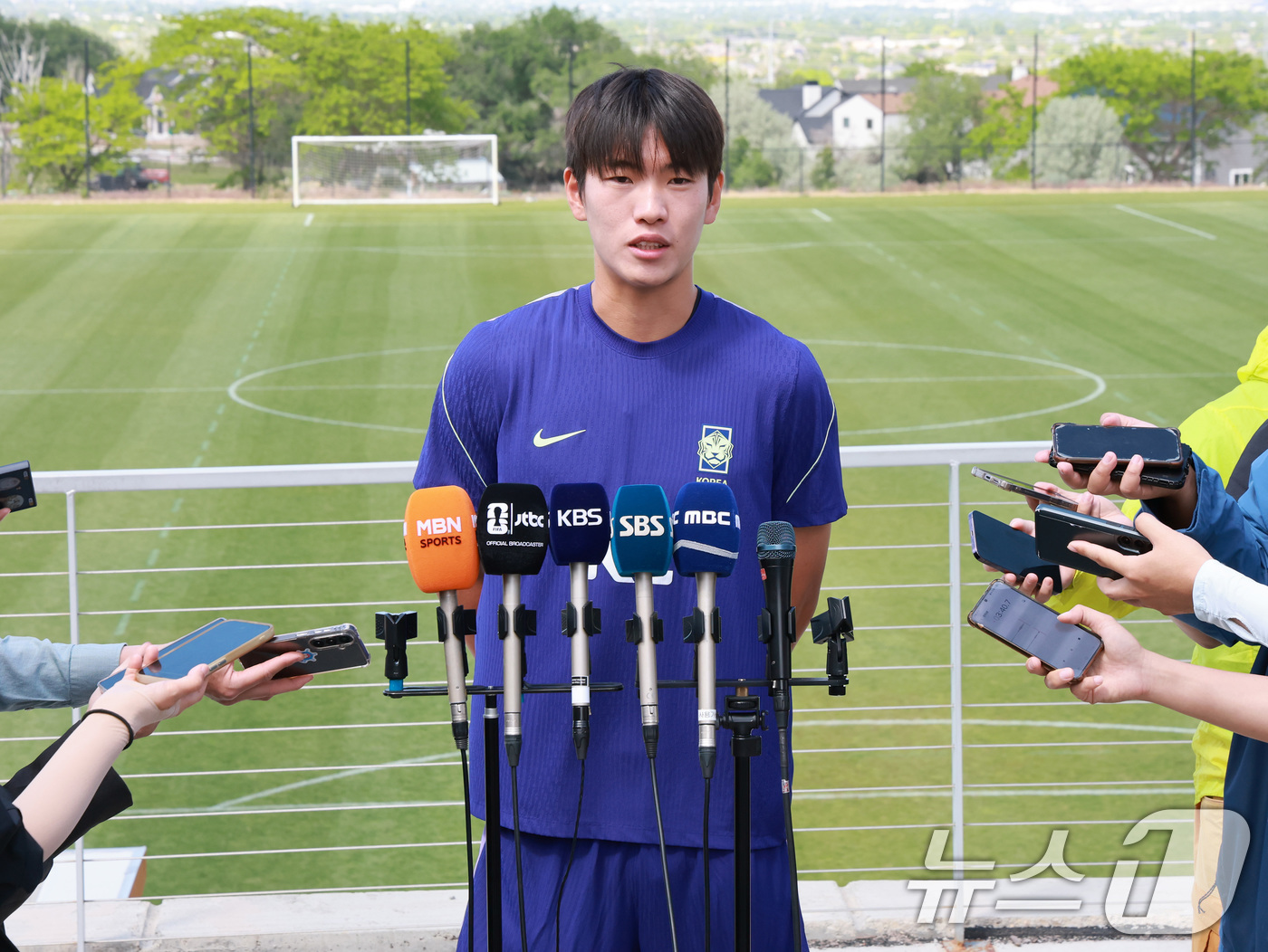 (헤리먼(유타주)=뉴스1) 임세영 기자 = 대한민국 축구대표팀 조위제가 1일(현지시간) 미국 유타주 헤리먼에 위치한 자이언스뱅크 트레이닝센터에서 훈련에 앞서 인터뷰를 하고 있다.조 …